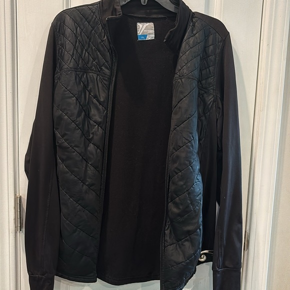 Old Navy Active size large stretchy black jacket with quilted front - Picture 3 of 4